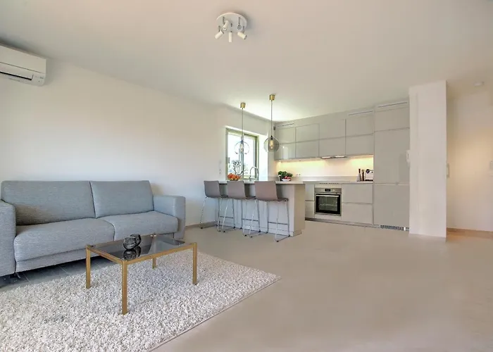 Modern Family 5 Min To +pool +garage *