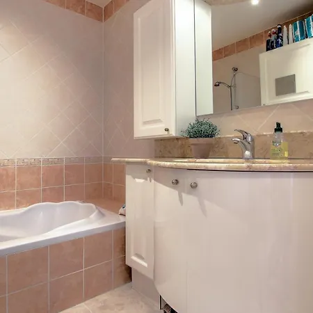 Modern Family 5 Min To +pool +garage أنتيب