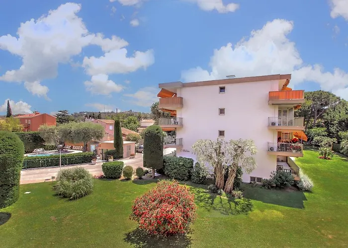 Modern Family 5 Min To +pool +garage Apartment