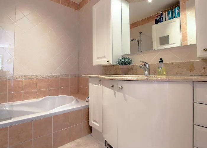 Modern Family 5 Min To +pool +garage Antibes